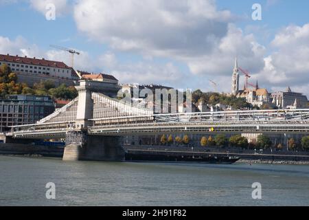 Budapest, Ungarn - 1. November 2021: Szechenyi Chain Bridge on Danube, illustrative Editorial. Stockfoto