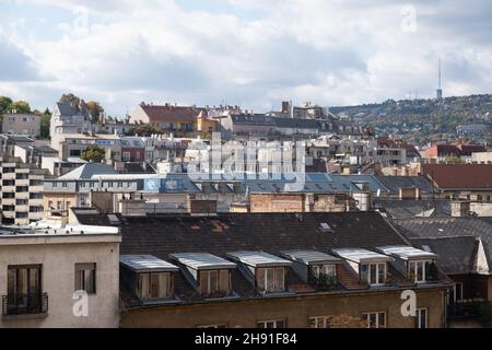 Budapest, Ungarn - 1. November 2021: Luftaufnahme von Budapest, Buda-Viertel, Stadtgebäude Stadtbild, illustrative Editorial. Stockfoto