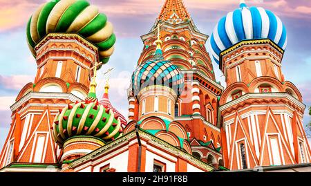Kuppeln der Basilius-Kathedrale (Pokrovsky) auf dem Roten Platz in Moskau, Russland. 1561 Stockfoto