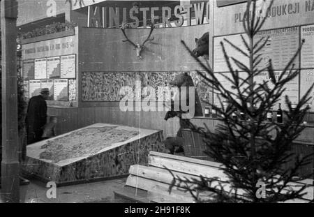 Poznañ, 1947-04-27. Pierwsze po wojnie Miêdzynarodowe Targi Poznañskie, otwarte 27 IV 1947. NZ. Stoisko Ministerstwa Leœnictwa. bb/ms PAP Posen, 27. April 1947. Eröffnung der ersten internationalen Messe nach dem Krieg in Posen. Bild: Gerätanzeige des Forstministeriums. bb/ms PAP Stockfoto