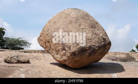 Krishna Butter Ball großer Fels und blauer Himmel. Ein ausgeglichenes Gestein. Im natürlichen Hintergrund gelegen. Stockfoto