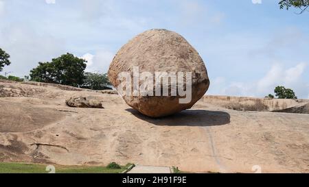 Krishna Butter Ball großer Fels und blauer Himmel. Ein ausgeglichenes Gestein. Im natürlichen Hintergrund gelegen. Stockfoto