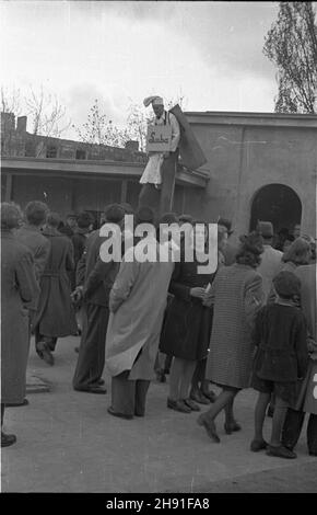 Poznañ, 1947-04-27. Pierwsze po wojnie Miêdzynarodowe Targi Poznañskie, otwarte 27 IV 1947 r. NZ. cz³owiek na szczud³ach na dziedziñcu MTP. bb/gr PAP Posen, 27. April 1947. Die Eröffnung der ersten nach WW2 Poznan Internationalen Messe. Im Bild: Ein Mann auf Stelzen im Innenhof des PIF. bb/gr PAP Stockfoto