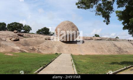 Krishna Butter Ball großer Fels und blauer Himmel. Ein ausgeglichenes Gestein. Im natürlichen Hintergrund gelegen. Stockfoto