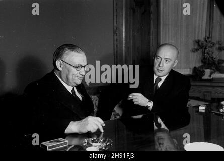 Warszawa, 1947-04-27. Jednodniowa wizyta ministra spraw zagranicznych Wielkiej Brytanii Ernesta Bevina. NZ. Rozmowy Bevina (L) z premierem Józefem Cyrankiewiczem (P). kw PAP Warschau, 27. April 1947. Ein eintägiger Besuch des britischen Außenministers Ernest Bevin. Im Bild: Bevins (links) Gespräche mit Polens Premierminister Jozef Cyrankiewicz (rechts). kw PAP Stockfoto