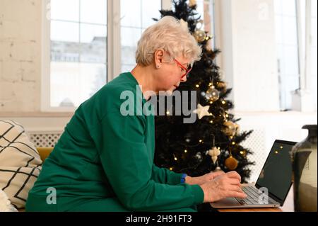 Glückliche alte ältere grauhaarige Frau Großmutter zu Web-Kamera Videokonferenz anrufen Familie Stockfoto