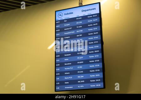 Budapest, Ungarn - 1. November 2021: Boardflugplan mit Informationen am Flughafen über den Abflug von Flügen, illustrative Editorial. Stockfoto