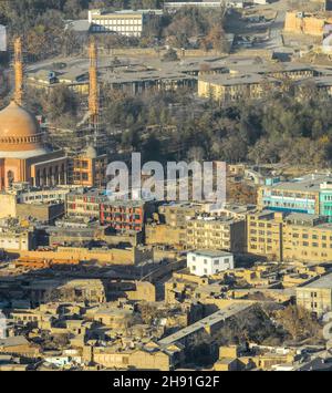 Ein detailliertes Foto der im Bau befindlichen Moschee und anderer Hochhäuser im Stadtzentrum von Kabul Afghanistan mit dem Serena Hotel im Hintergrund Stockfoto