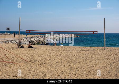 Barcelona, Spanien - 5. November 2021: Sandstrand am Meer mit Menschen entspannen und Sport treiben , illustrative Editorial. Stockfoto
