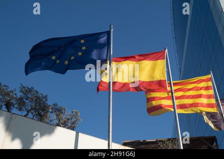 Flaggen der EU, Spaniens und Kataloniens winken am Himmel Stockfoto