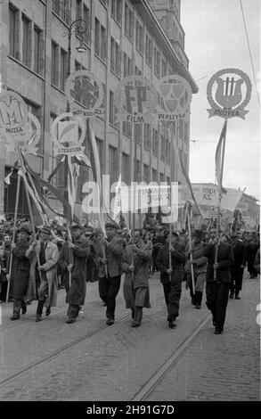 Warszawa, 1947-05-01. Pochód pierwszomajowy na ul. Nowy Œwiat. NZ. kolumna Ministerstwa Kultury i Sztuki. bb/ms PAP Warschau, 1. Mai 1947. Eine Mayday-Parade in Nowy Swiat. Im Bild: Mitarbeiter des Kulturministeriums. bb/ms PAP Stockfoto