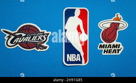 1. Oktober 2021, Springfield, USA, Embleme der Basketballteams Miami Heat und Cleveland Cavaliers auf blauem Hintergrund. Stockfoto