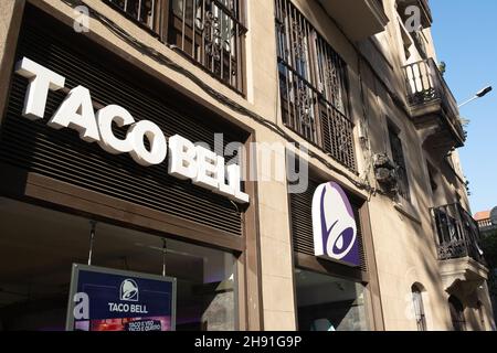 Barcelona, Spanien - 5. November 2021: Taco Bell Entrance, illustrative Editorial. Stockfoto