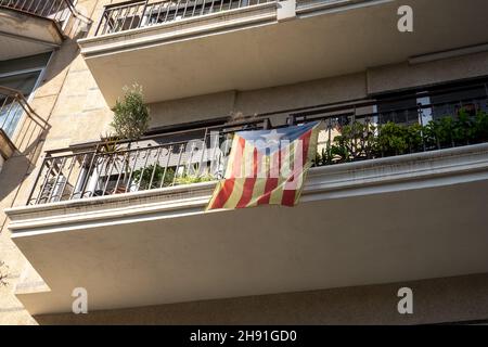 Katalonienflagge auf dem Gebäude mit Blick auf die Straße. Katalanische nationale Unabhängigkeit Zeichen. Stockfoto