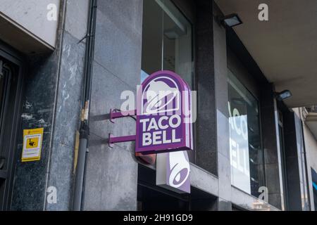 Barcelona, Spanien - 5. November 2021: Taco Bell Fast-Food-Restaurant Schild, illustrative Editorial. Stockfoto