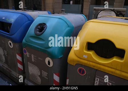 Barcelona, Spanien - 5. November 2021: Mülltonnen zum Sortieren und Sammeln von separaten Abfällen in der Stadt, illustrative Editorial. Stockfoto