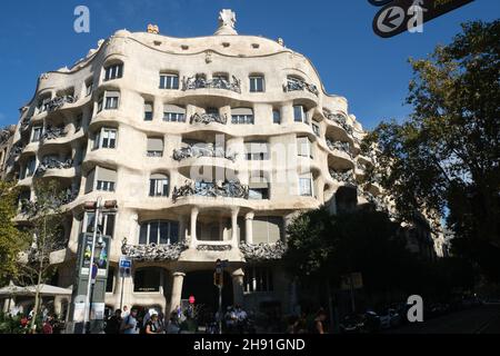 Barcelona, Spanien - 5. November 2021: Casa Mila, im Volksmund bekannt als La Pedrera oder der Steinbruch, illustrative Editorial. Stockfoto