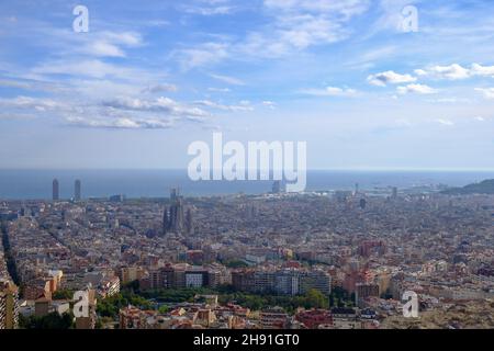 Luftaufnahme von Barcelona, Stadtbild und Horizont. La Sagrada Familia und Meer, Stadtarchitektur. Panoramablick. Stockfoto