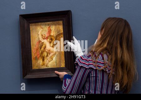 London, Großbritannien. 3. Dezember 2021. Ein Techniker stellt die „Entführung von Ganymede“ von Sir Peter Paul Rubens (Est. £-400.000 300.000) bei einer Vorschau auf Sothebys Abendverkauf für die Old Masters im Dezember. Die Auktion findet am 8. Dezember in den Galerien der New Bond Street statt. Kredit: Stephen Chung / Alamy Live Nachrichten Stockfoto