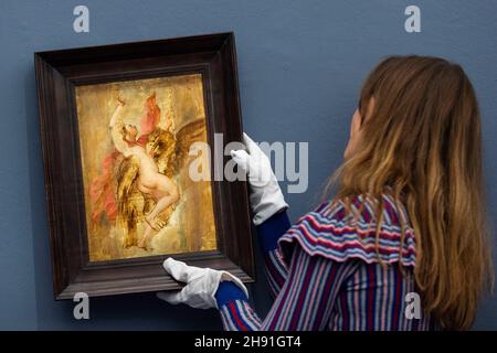 London, Großbritannien. 3. Dezember 2021. Ein Techniker stellt die „Entführung von Ganymede“ von Sir Peter Paul Rubens (Est. £-400.000 300.000) bei einer Vorschau auf Sothebys Abendverkauf für die Old Masters im Dezember. Die Auktion findet am 8. Dezember in den Galerien der New Bond Street statt. Kredit: Stephen Chung / Alamy Live Nachrichten Stockfoto