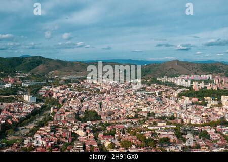 Blick auf die Stadt mit Landschaft auf Barcelona. Hügel aus der Luft. Spanische Architektur. Stockfoto