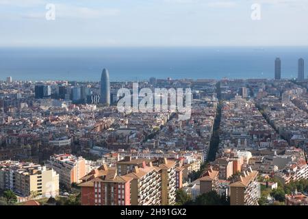 Barcelona, Spanien - 5. November 2021: Barcelona City view with water on background, town Luftbild, illustrative Editorial. Stockfoto