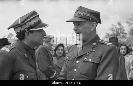 Warszawa, 1947-05-01. Manifestacja pierwszomajowa na pl. Zwyciêstwa. NZ. genera³owie Marian Spychalski (L) i Zygmunt Berling. bb/ms PAP Warschau, 1. Mai 1947. Eine Mayday-Parade auf dem Zwyciestwa-Platz. Im Bild: Generäle Marian Spychalski (links) und Zygmunt Berling. bb/ms PAP Stockfoto