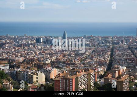 Barcelona, Spanien - 5. November 2021: Szenische Luftaufnahme des Agbar-Turms in Barcelona in Katalonien, illustrative Editorial. Stockfoto