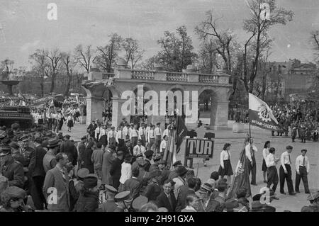 Warszawa, 1947-05-01. Manifestacja pierwszomajowa na pl. Zwyciêstwa. NZ. Uczestnicy pochodu i manianacji przed Grobem Nieznanego ¯o³nierza. bb/ms PAP Warschau, 1. Mai 1947. Eine Mayday-Parade auf dem Zwyciestwa-Platz. Im Bild: Paradiese vor dem Grab des unbekannten Soldaten. bb/ms PAP Stockfoto