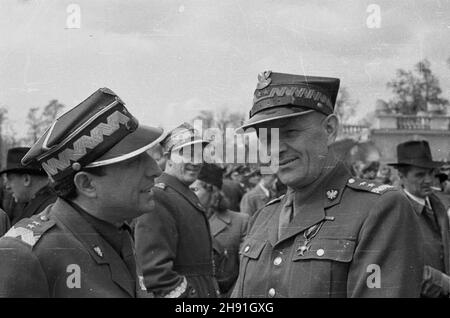 Warszawa, 1947-05-01. Manifestacja pierwszomajowa na pl. Zwyciêstwa. NZ. genera³owie Marian Spychalski (L) i Zygmunt Berling. bb/ms PAP Warschau, 1. Mai 1947. Eine Mayday-Parade auf dem Zwyciestwa-Platz. Im Bild: Generäle Marian Spychalski (links) und Zygmunt Berling. bb/ms PAP Stockfoto