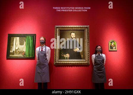 Christie’s, London, Großbritannien. 3. Dezember 2021. Ein frühes Meisterwerk, Portrait eines Gentleman (Mitte), Von El Greco leitet eine Gruppe von drei geplünderten außergewöhnlichen Gemälden alter Meister, die an die Erben der Priestersammlung Julius & Camilla restituiert wurden und am 7. Dezember im Abendverkauf der Alten Meister von Christie zum Verkauf angeboten werden und einen geschätzten Preis von £bis 1.200.000 800.000 haben werden. Ein äußerst seltenes, Trompe-l’oeil-Kircheninterieur (links) von Emmanuel de Witte wird im Verkauf angeboten, Interior of the Oude Kerk, Amsterdam mit einem Trompe-l'oeil-Vorhang, 1655, wird auf £500.000-800.000 geschätzt und vom Meister porträtiert Stockfoto