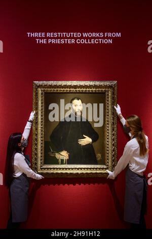 Christie’s, London, Großbritannien. 3. Dezember 2021. Ein frühes Meisterwerk, das Portrait eines Gentleman, von El Greco, führt eine Gruppe von drei geplünderten außergewöhnlichen Gemälden alter Meister an die Erben der Priestersammlung Julius & Camilla, die am 7. Dezember im Abendverkauf der Alten Meister von Christie zum Verkauf angeboten wird, an. Als Highlights der Classic Week in London. Das Porträt eines Gentleman wird auf £800.000-1.200.000 geschätzt. Quelle: Malcolm Park/Alamy Live News Stockfoto