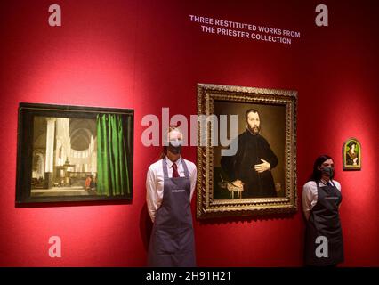 Christie’s, London, Großbritannien. 3. Dezember 2021. Ein frühes Meisterwerk, Portrait eines Gentleman (Mitte), Von El Greco leitet eine Gruppe von drei geplünderten außergewöhnlichen Gemälden alter Meister, die an die Erben der Priestersammlung Julius & Camilla restituiert wurden und am 7. Dezember im Abendverkauf der Alten Meister von Christie zum Verkauf angeboten werden und einen geschätzten Preis von £bis 1.200.000 800.000 haben werden. Ein äußerst seltenes, Trompe-l’oeil-Kircheninterieur (links) von Emmanuel de Witte wird im Verkauf angeboten, Interior of the Oude Kerk, Amsterdam mit einem Trompe-l'oeil-Vorhang, 1655, wird auf £500.000-800.000 geschätzt und vom Meister porträtiert Stockfoto