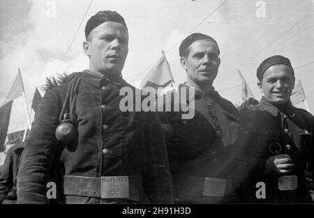 Warszawa, 1947-05-01. Manifestacja pierwszomajowa na pl. Zwyciêstwa. NZ. Trzej kominiarze warszawscy. bb/ms PAP Warschau, 1. Mai 1947. Eine Mayday-Parade auf dem Zwyciestwa-Platz. Im Bild: Warschauer Schimneysweeps. bb/ms PAP Stockfoto