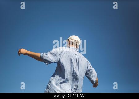 Rückansicht des Menschen vor klarem Himmel während der Sommerferien Stockfoto
