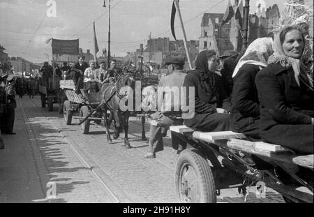 Warszawa, 1947-05-01. Pochód pierwszomajowy na ul. Nowy Œwiat. NZ. Przedstawiciele upañstwowionych gospodarstw rolnych. bb/ms PAP Warschau, 1. Mai 1947. Eine Mayday-Parade in Nowy Swiat. Bild: Landarbeiter. bb/ms PAP Stockfoto