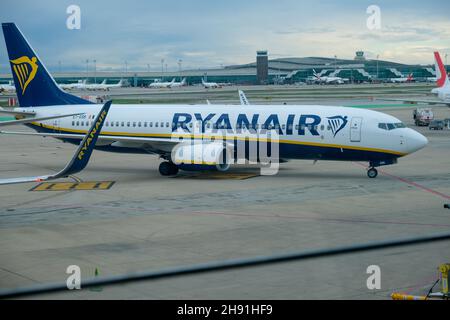 Budapest, Ungarn - 1. November 2021: Ryanair Flugzeug in Flughafen Ankunft oder Abreise mit Touristen, illustrative Editorial. Stockfoto