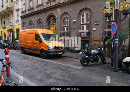 Budapest, Ungarn - 1. November 2021: Schöne europäische Straße mit verschiedenen leuchtenden Farben, Graffiti und Street Art, illustrative Editorial. Stockfoto