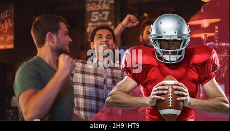 Digitales Composite-Bild eines amerikanischen Fußballspielers, der den Ball gegen begeisterte Fans hält Stockfoto