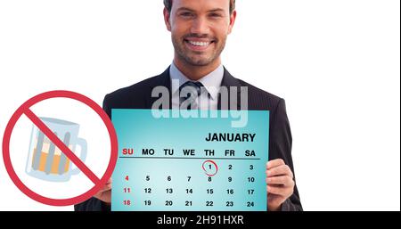 Digitales zusammengesetztes Bild eines lächelnden Geschäftsmannes, der einen Kalender ohne Trinksymbol hält Stockfoto