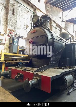 REMEDIOS DE ESCALADA - BUENOS AIRES, ARGENTINIEN - 22. Nov 2021: Kohle brennende Dampflokomotive Nordbritische Baureihe 8A, 1906, England. Züge und S-Bahnen Stockfoto