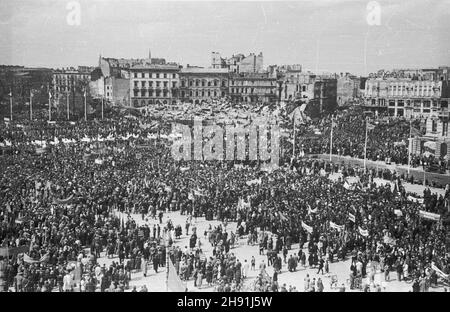 Warszawa, 1947-05-01. Manifestacja pierwszomajowa na pl. Zwyciêstwa. NZ. widok ogólny na stronê pó³nocno-zachodni¹. bb/ms PAP Warschau, 1. Mai 1947. Mayday-Parade auf dem Zwyciestwa-Platz. Gesamtansicht der nordwestlichen Seite. bb/ms PAP Stockfoto