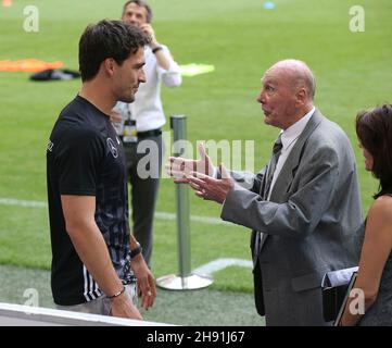 Gelsenkirchen, Deutschland. 04th. Juni 2016. firo: 04.06.2016 Fußball, international, EM 2016, Europameisterschaft 2016, Nationalmannschaft Deutschland, Testspiel, Deutschland - ung, Ungarn Mats HUMMELS mit Horst ECKEL/dpa/Alamy Live News Stockfoto