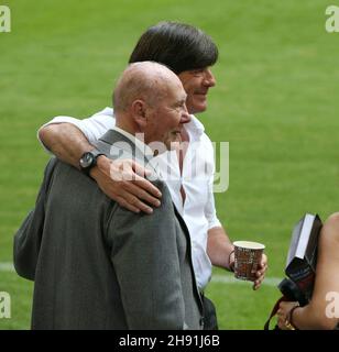 Gelsenkirchen, Deutschland. 04th. Juni 2016. firo: 04.06.2016 Fußball, International, EM 2016, Europameisterschaft 2016, Nationalmannschaft Deutschland, Testspiel, Deutschland - ung, Ungarn Bundestrainer Joachim LOW mit Horst ECKEL/dpa/Alamy Live News Stockfoto