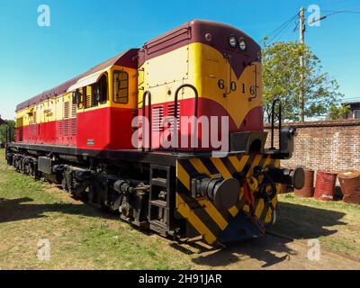 REMEDIOS DE ESCALADA - BUENOS AIRES, ARGENTINIEN - 22. Nov 2021: Alte amerikanische Diesellokomotive General Electric U13C 1962 Sechsachse 1420 PS. Lokaler Service Stockfoto