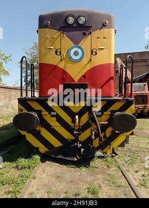 REMEDIOS DE ESCALADA - BUENOS AIRES, ARGENTINIEN - 22. Nov 2021: Alte amerikanische Diesellokomotive General Electric U13C 1962 Sechsachse 1420 PS. Lokaler Service Stockfoto