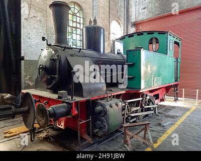 REMEDIOS DE ESCALADA - BUENOS AIRES, ARGENTINIEN - 22. Nov 2021: Industrielle Holzdampflokomotive Orenstein und Koppel, 1937, Deutschland. Gearbeitet für Stockfoto