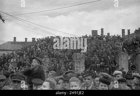 Warszawa, 1947-05-01. Manifestacja pierwszomajowa na pl. Zwyciêstwa. NZ. obserwuj¹cy pochód ludzie na ruinach kamienic, zniszczonych podczas wojny. bb/ms PAP Warschau, 1. Mai 1947. Eine Mayday-Parade auf dem Zwyciestwa-Platz. Im Bild: Zuschauer drängen Kriegsruinen. bb/ms PAP Stockfoto