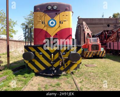 REMEDIOS DE ESCALADA - BUENOS AIRES, ARGENTINIEN - 22. Nov 2021: Alte amerikanische Diesellokomotive General Electric U13C 1962 Sechsachse 1420 PS. Lokaler Service Stockfoto