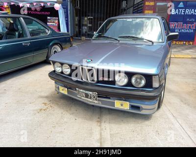 BUENOS AIRES, ARGENTINIEN - 08. Nov 2021: Buenos Aires, Argentinien - 7. Nov 2021 - Sportlicher, grauer BMW Alpina 3 Series C1 2,3. Vorderansicht. Kühlergrill. Stockfoto